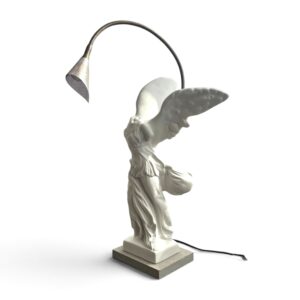 Lampada da tavolo Nike di Catellani & Smith con figura alata