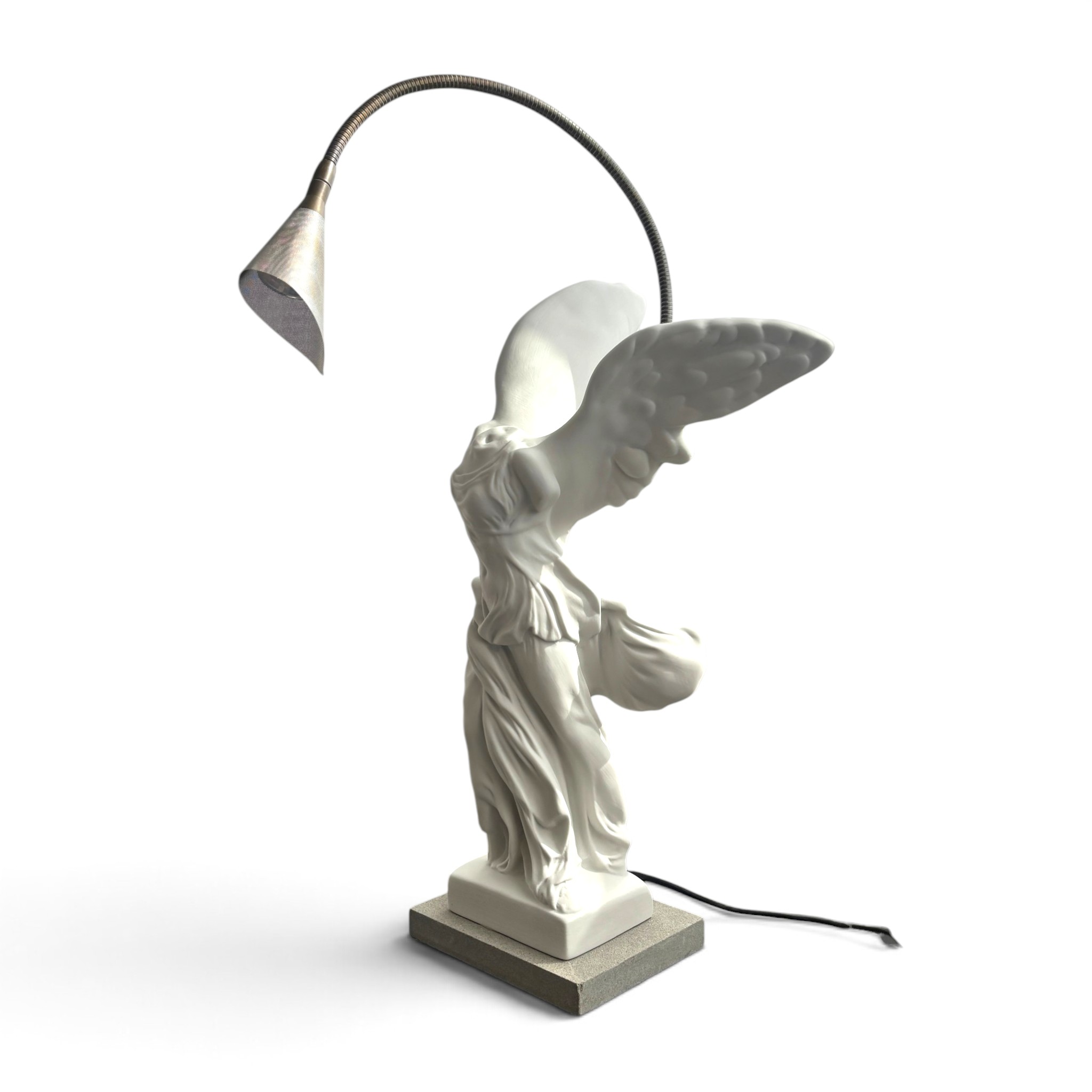 Lampada da tavolo Nike di Catellani & Smith con figura alata