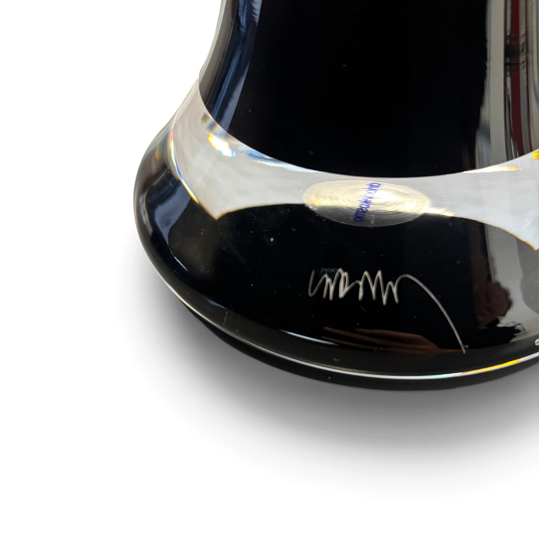 Firma incisa sul vaso Qing II di Vittorio Locatelli per Driade con etichetta driadekosmo